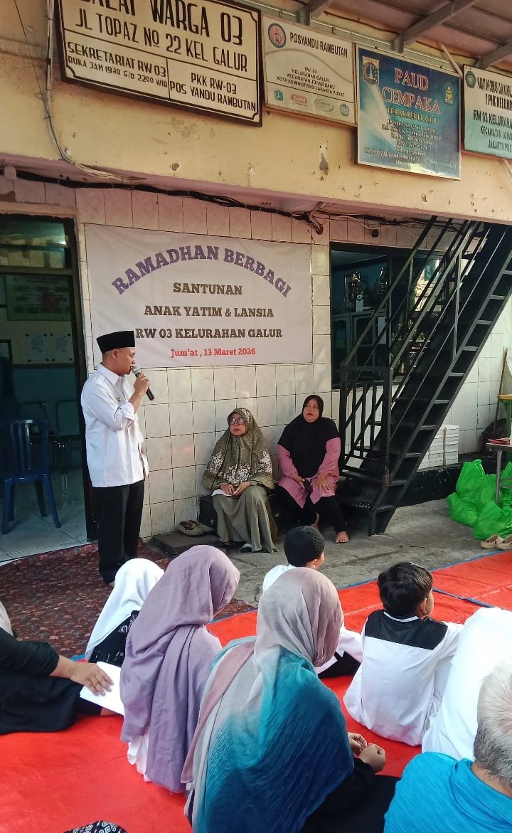 Ustadz Abdul Ghopur Sedang Memberikan Tausiyah
