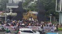 Aksi Front Persatuan Indonesia Di Depan Polda Metro Jaya