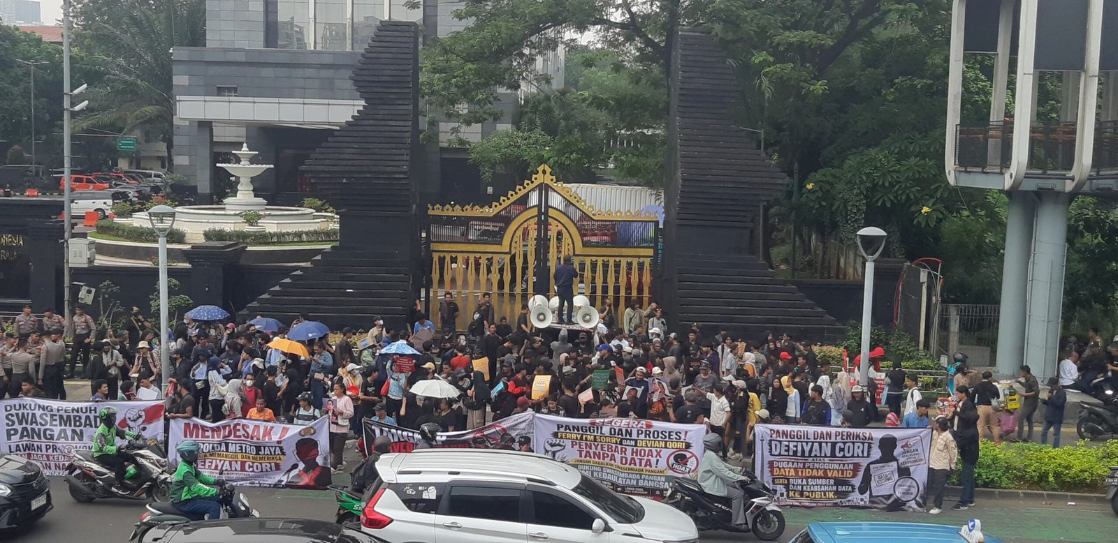 Aksi Front Persatuan Indonesia Di Depan Polda Metro Jaya