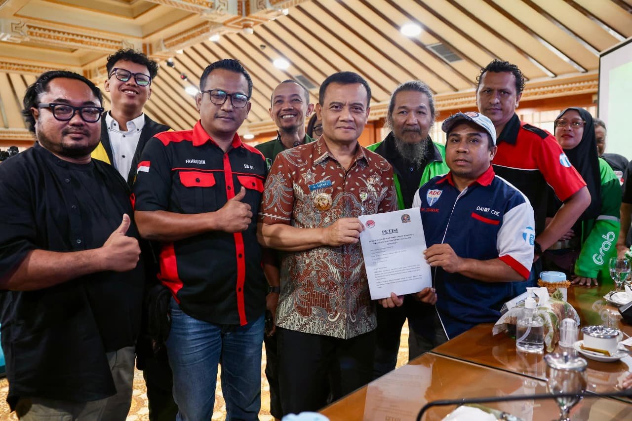 Aksi SAKO Dan FDTOI Di Kantor Gubernur Jateng