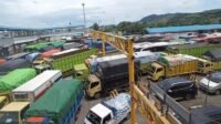 Ilustrasi Truk Logistik Di Dermaga Ilustrasi Truk Logistik Di Dermaga