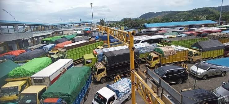Ilustrasi Truk Logistik Di Dermaga