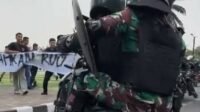 Yonif 203 Hadapi Pendemo Yonif 203 Hadapi Pendemo
