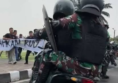 Yonif 203 Hadapi Pendemo