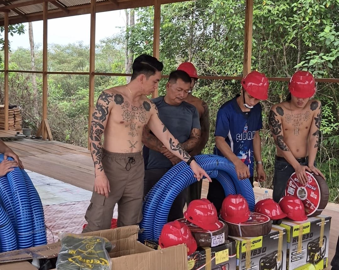 Penyerahan Bantuan Alat Pemadam Karhutla