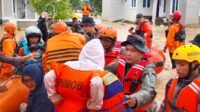Satbrimob Polda Sumbar Tangani Banjir Padang Satbrimob Polda Sumbar Tangani Banjir Padang