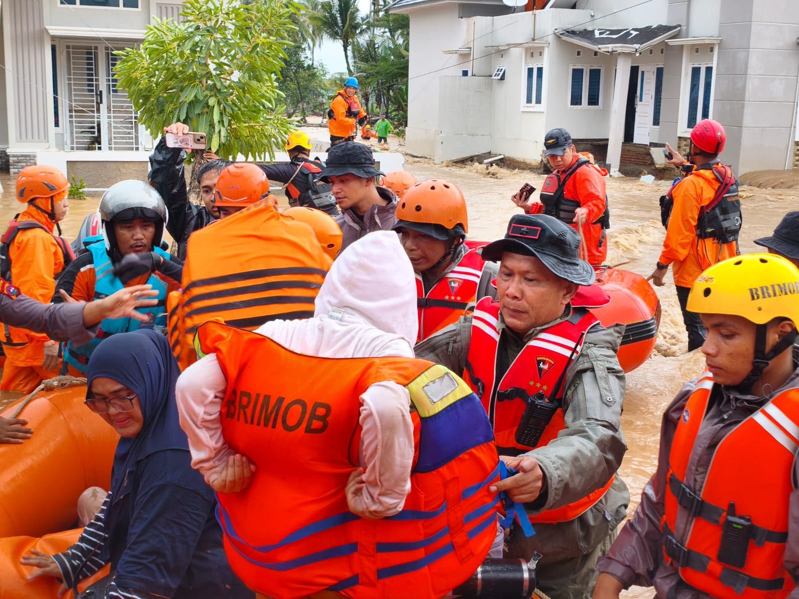Satbrimob Polda Sumbar Tangani Banjir Padang